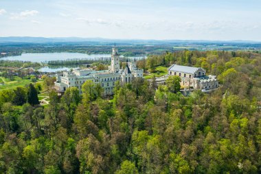 Çek Cumhuriyeti Ceske Budejovice yakınlarındaki Hluboka nad Vltavou 'daki Hluboka Kalesi' nin panoramik manzarası