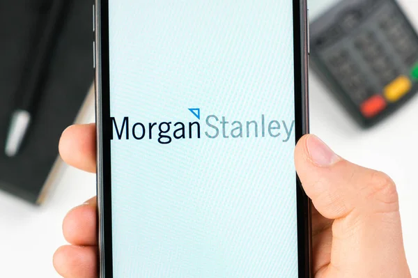 2021年5月，摩根士丹利(Morgan Stanley)在美国旧金山付款终端背景下的智能手机屏幕上的标志 — 图库照片