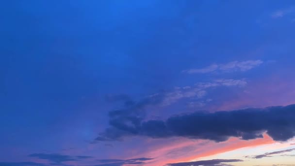 Time lapse of moving colorful clouds in the evening at sunset. — Stock Video