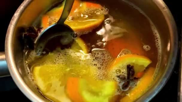Μαγειρική ζεστό κρασί με πορτοκάλια. — Αρχείο Βίντεο