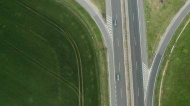 Yeşil alanlar arasındaki karayolu trafiğinin en üst görüntüsü.