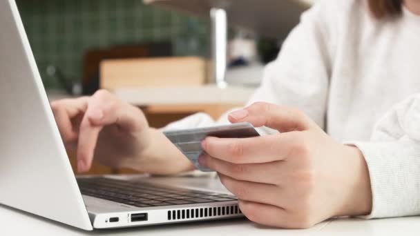 A nő laptopot használ a hitelkártyán belüli online vásárláshoz. Internetes vásárlás és pénzvisszafizetés. — Stock videók