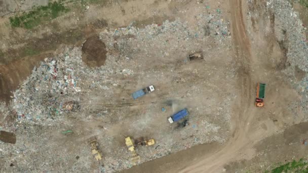 Vista aérea de basurero o depósito de chatarra. Camiones volquete descargando residuos en los vertederos. Utilización o reciclado de basura. — Vídeo de stock