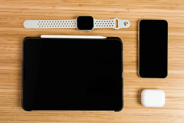 Apple Watch, Ipad, iphone, airpods pro на деревянном столе, май 2021, Сан-Франциско, США — стоковое фото