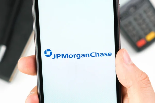 2021年5月，摩根大通(JP Morgan Chase)在美国旧金山付款终端背景下的智能手机屏幕上的银行标志 — 图库照片
