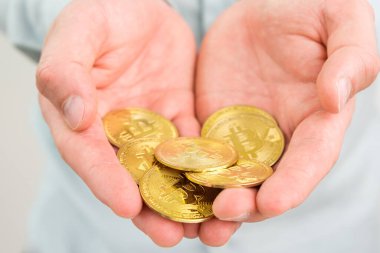 Altın bitcoin paralar insanın elinde. Kripto para ödeme konsepti. 
