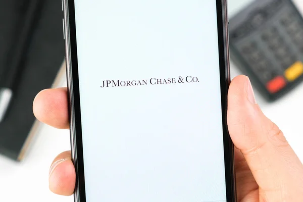 美国旧金山，2021年5月，摩根大通(JP Morgan Chase)和Co银行在智能手机屏幕上的标志手握付款终端的背景 — 图库照片