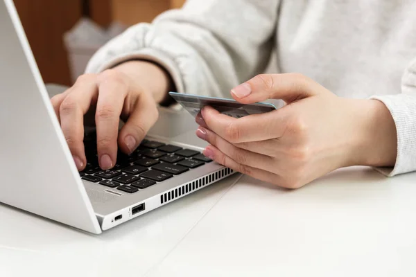 Kobieta używa laptopa do płatności online zakupu w ramach karty kredytowej. Zakupy przez internet i uzyskanie zwrotu gotówki. — Zdjęcie stockowe