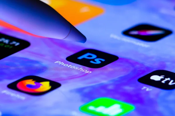 Adobe Photoshop application opening by Apple Pencil on the iPad screen. — Stock Photo, Image