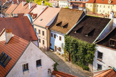 Çek Cumhuriyeti 'nin Cesky Krumlov kentindeki yeşil ve küçük evlerin en iyi manzarası. 