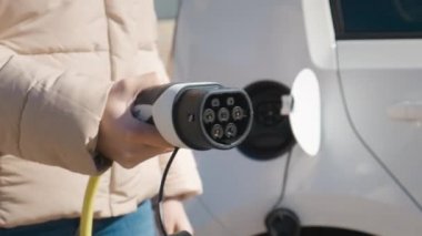 Şarj noktasında şarj edilecek elektrik kablosu. 