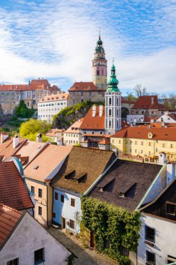Çek Cumhuriyeti 'nin Cesky Krumlov kentindeki yeşil ve küçük evlerin en iyi manzarası. 