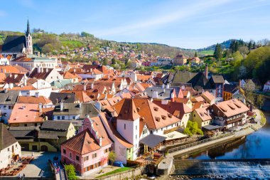 Çek Cumhuriyeti 'nin Güney Bohemya bölgesinde Cesky Krumlov ve Vltava nehrinin panoramik manzarası.