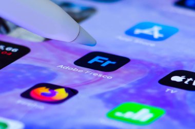 iPad ekranında Apple kalem tarafından Adobe Fresco uygulaması açılıyor. Berlin, Almanya, Haziran 2021.