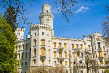 Çek Cumhuriyeti 'nin Hluboka nad Vltavou kentindeki Hluboka kalesinin panoramik manzarası