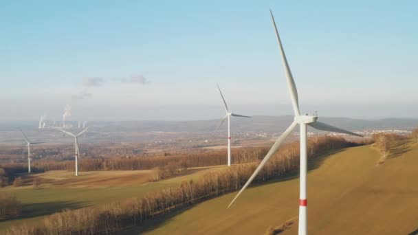 Letecký pohled na farmu s větrnými turbínami nebo větrnými mlýny při západu slunce. — Stock video