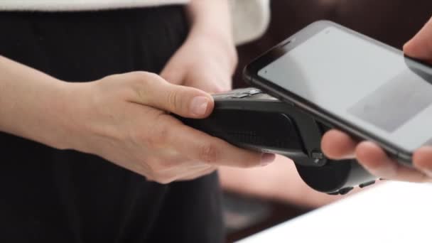 Close up man hand contactloos betalen met smartphone. — Stockvideo