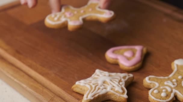 Kerstvakantie peperkoek koekjes met zoete witte glazuur op het houten bureau. — Stockvideo