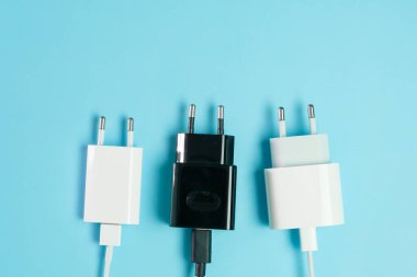 USB A ve USB tip C bağlantıları olan güç tıkaçları mavi arkaplandaki akıllı telefon şarj cihazından kopyalama alanı ile birlikte. 