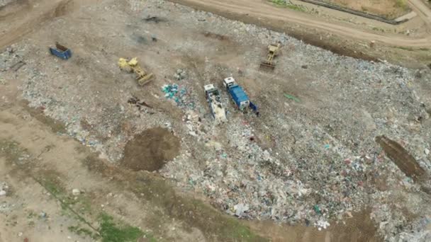 Vista superior de camiones de basura descargar basura a un vertedero. — Vídeos de Stock