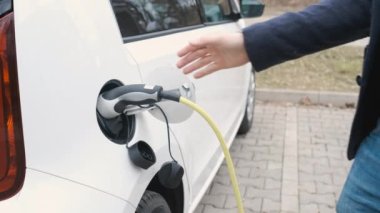 Adam elektrikli arabaya geliyor ve kabloları söküyor..