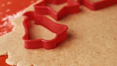 Kapalı kadın eli Noel ağacı ve çan şeklinde zencefilli kurabiye yapıyor.. 