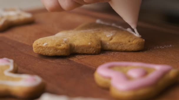 Декорування пряникового печива у формі ялинки з королівською глазур'ю. Домашнє традиційне різдвяне печиво — стокове відео