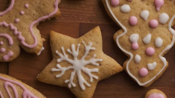 Διακόσμηση μπισκότων μελόψωμο για τα Χριστούγεννα στο ξύλινο γραφείο. Φτιάχνοντας παραδοσιακά χειροποίητα μπισκότα για το πρωτοχρονιάτικο πάρτι. — Αρχείο Βίντεο