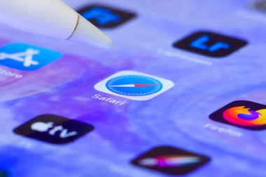 iPad ekranında Apple kalem ile Safari uygulaması açılıyor. Berlin, Almanya, Haziran 2021.