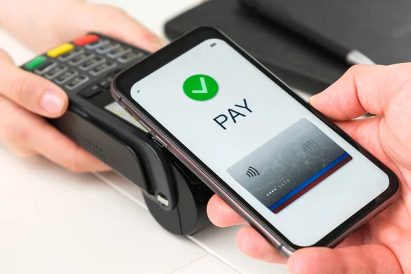Бесконтактная оплата с помощью смартфона через POS-терминал — стоковое фото