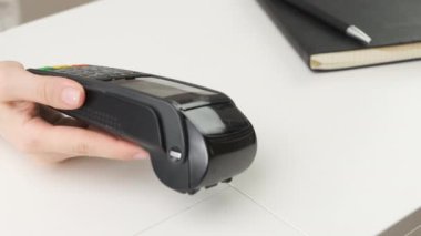 Adam elini kapat kredi kartıyla ödeme yapmak için posizyon kullan.