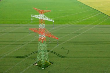 Elektrik iletim hatlarının havadan görüntüsü