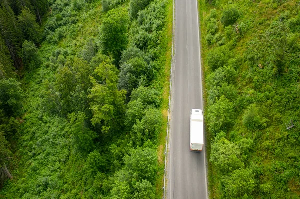 Vue aérienne de la route sinueuse dans la forêt — Photo