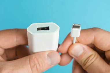 Usb tip C kablo ve Usb tip A adaptör erkek fişi mavi arkaplan üzerinde eller