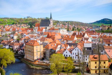 Çek Cumhuriyeti 'nin Güney Bohemya bölgesinde Cesky Krumlov ve Vltava nehrinin panoramik manzarası.