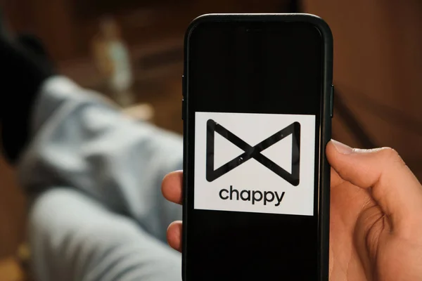 Chappy Logo der Dating-Anwendung auf dem Bildschirm des Mobiltelefons in Männerhand, Juni 2021, San Francisco, USA — Stockfoto
