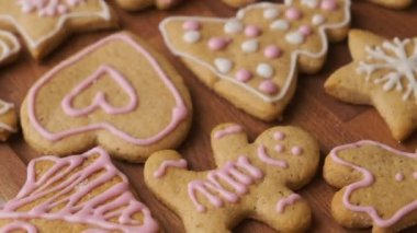 Tahta masada Noel için zencefilli kurabiye süslüyor. Yeni yıl partisi için geleneksel el yapımı bisküviler yapıyorum..