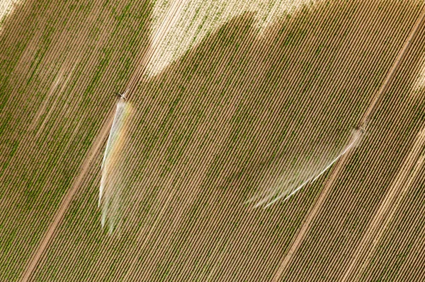 물을 얻기 위해 밭에 있는 관개 시설의 맨 위 사진. — 스톡 사진