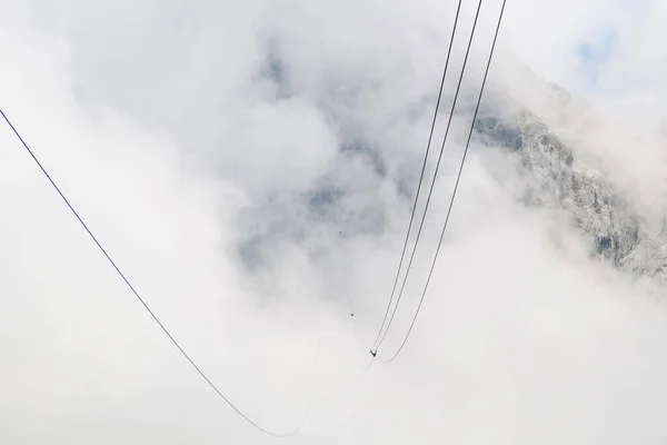 Seilbahn bei Nebel oder Wolken — Stockfoto