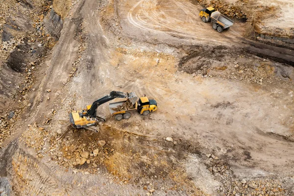 Vista aérea de excavadoras excavando terreno. Cantera minera a cielo abierto. — Foto de Stock