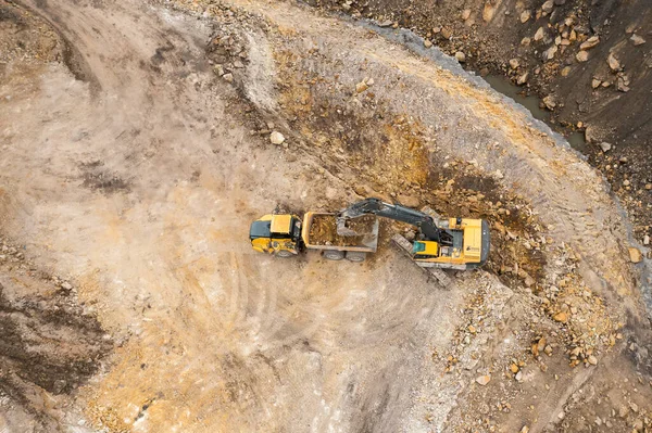 Excavadora industrial pesada cava el suelo y lo transfiere al camión. — Foto de Stock