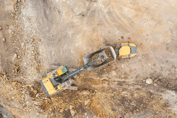 Excavadora industrial pesada cava el suelo y lo transfiere al camión. — Foto de Stock