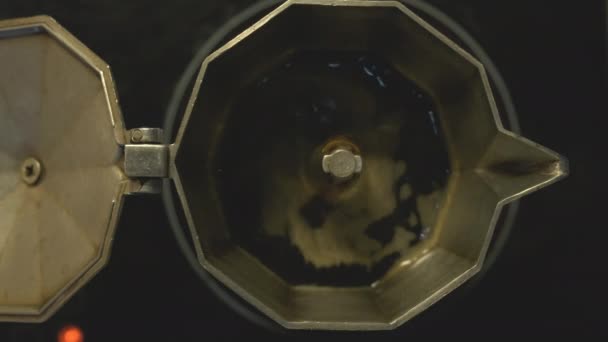 Horní pohled na vařící kávu v gejzíru kávovar. Čerstvá černá káva. — Stock video