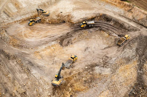 Vista aérea de excavadoras excavando terreno. Cantera minera a cielo abierto. — Foto de Stock