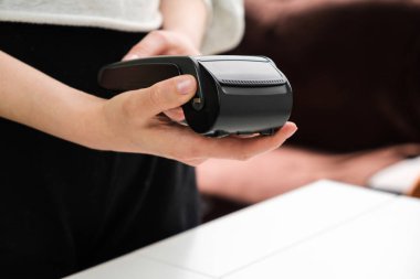 Temassız ödeme için kadın el ele tutuşan duruş terminali.