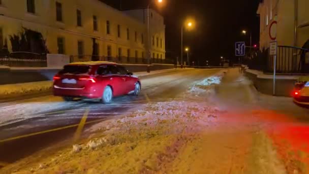 O carro de ambulância com luzes piscando vai para a ajuda de emergência à noite no inverno, janeiro 2021, Mlada Boleslav, República Checa — Vídeo de Stock