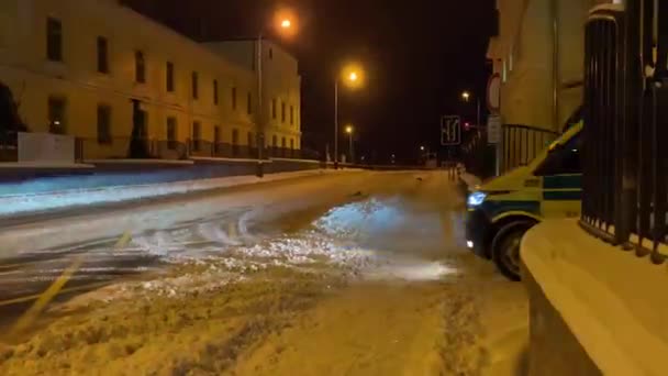 Машина скорой помощи с мигающими фонарями отправляется на ночную экстренную помощь зимой, январь 2021 года, Млада Болеслав, Чехия — стоковое видео