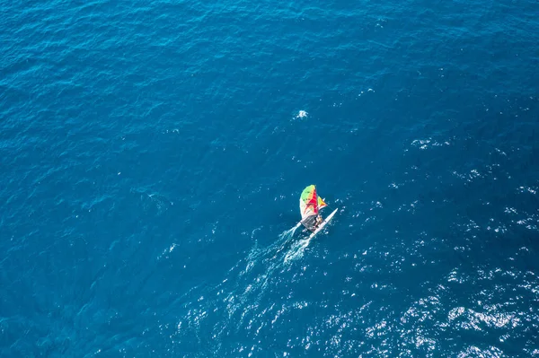 Vista aérea do veleiro portátil windsurf catamarã em água azul do mar Adriático — Fotografia de Stock