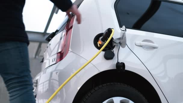 Cierre hombre mano inserta cable de alimentación de coche eléctrico. — Vídeos de Stock