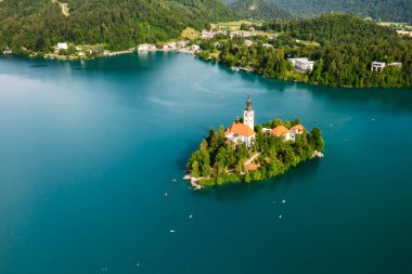 Slovenya 'daki Julian Alpleri' nin arka planındaki küçük adada Mary Pilgrimage Kilisesi 'nin varsayımıyla havadan göl manzarası arttı. 